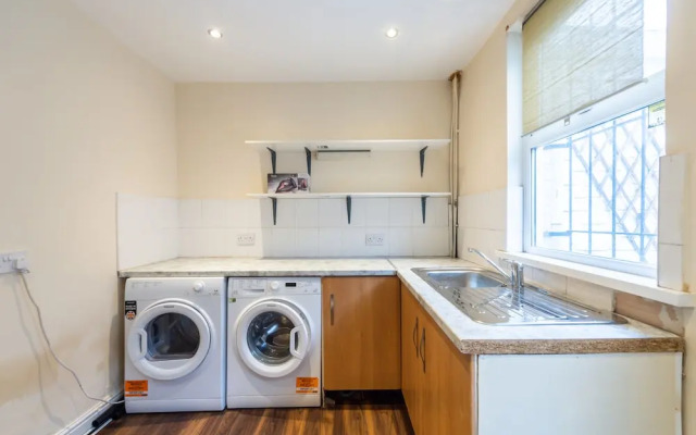 Captivating 5-bed House in Liverpool With Parking