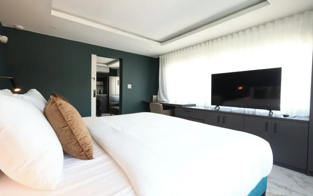 LaVictoria KingKitchen ResortVibe NearBh