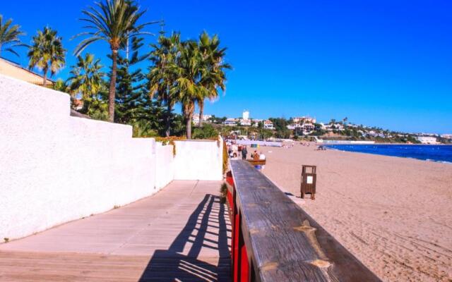 Luxury apartment with sea views in golf area.
