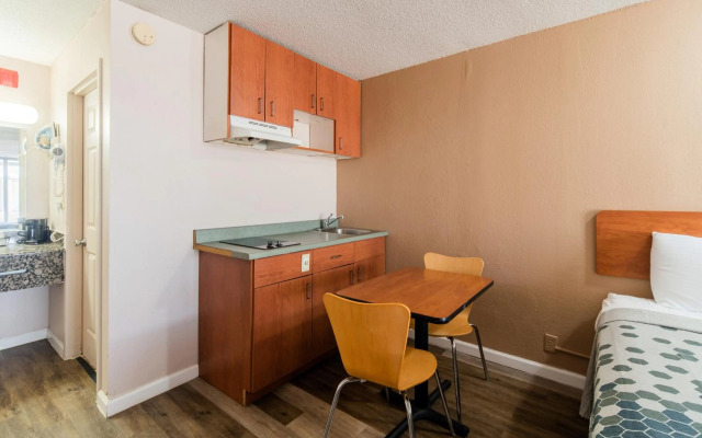 Econo Lodge And Suites Bricktown