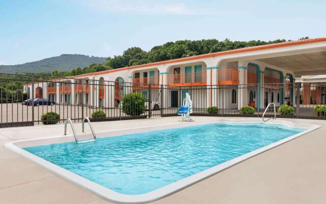 Howard Johnson by Wyndham Chattanooga Lookout Mountain I-24