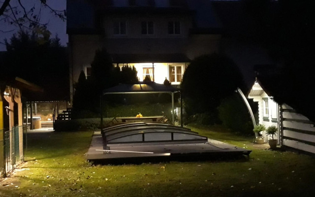 Bed & Pool