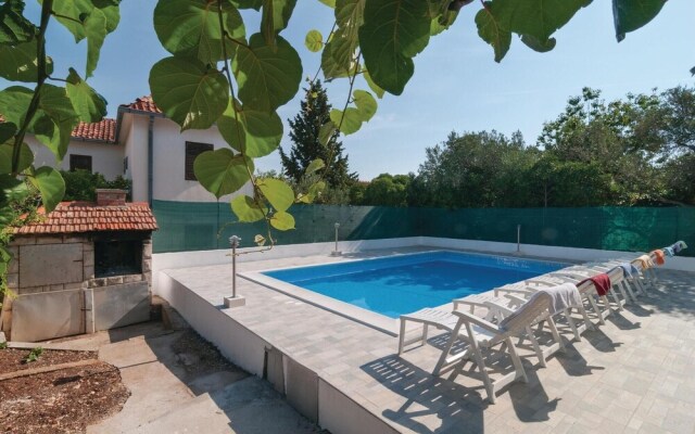 Nice Apartment in Supetar With 3 Bedrooms, Wifi and Outdoor Swimming Pool