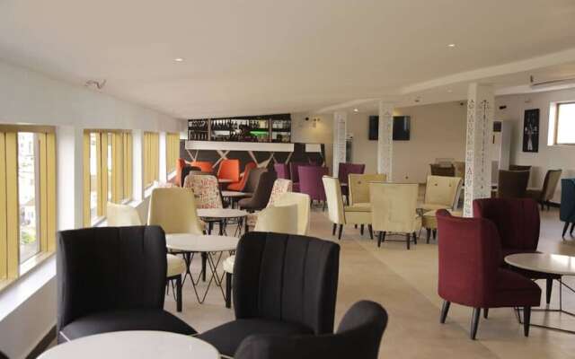 Oak Haven Hotel And Suites