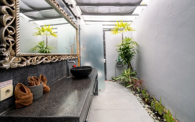 Serene 4br Seminyak Villa with Tropical