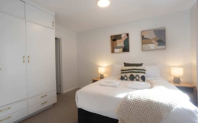 Lovely 1BR Apt in Bicton With Backyard and Parking