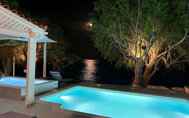 NIKKON LUXURY LIVING is a luxury private villa, in top of the sea.Enjoy LUXURY.