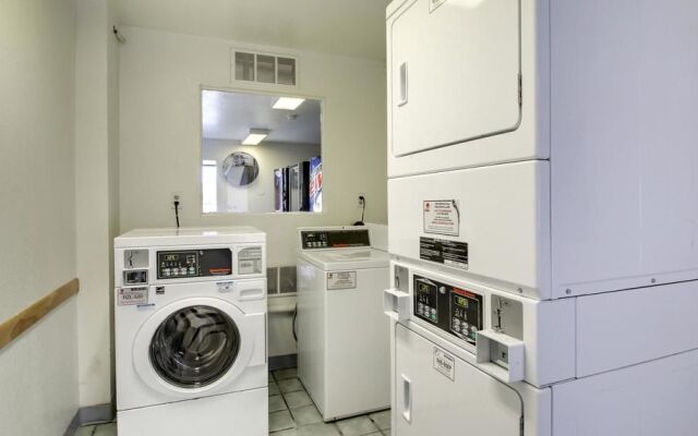 Motel 6 Manhattan Kansas