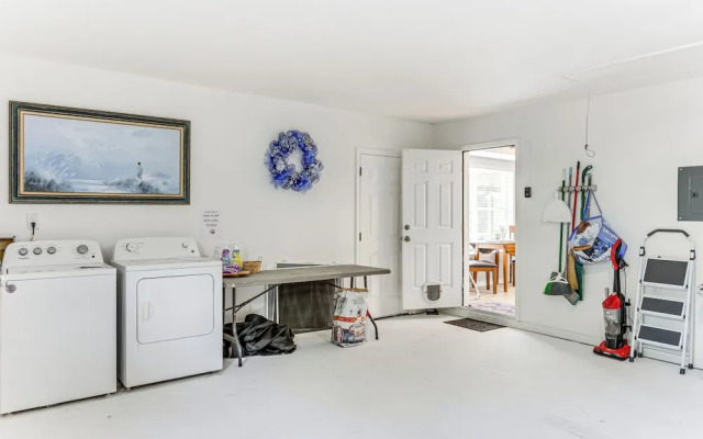 Charming Pensacola Home w/ Screened Lanai & Grill!