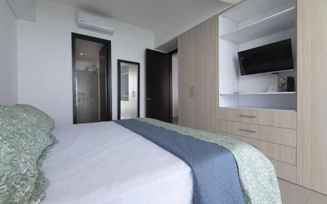 Stunning Highrise Seafront Apartment