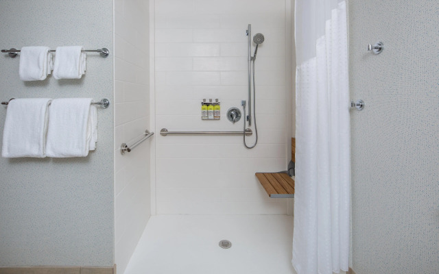 Holiday Inn Express & Suites Chico by IHG