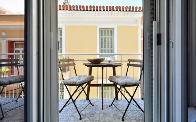 Plaka Elegant Apartment