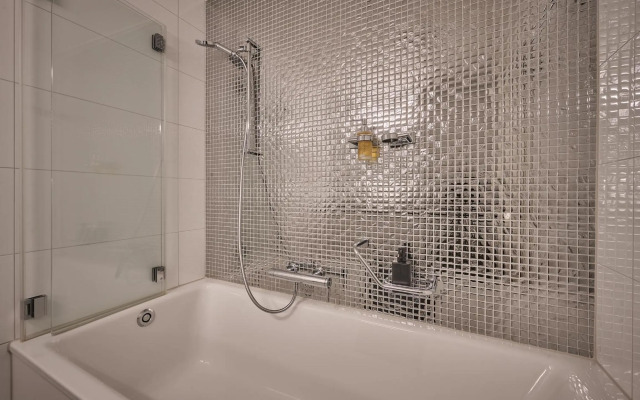 City Center Apartment with Mountain View