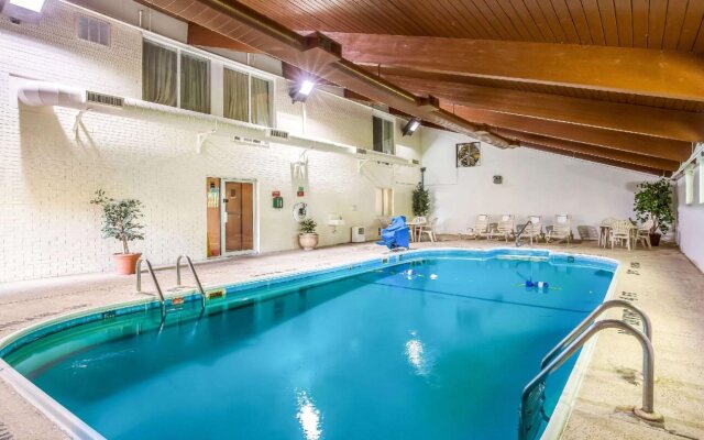 Econo Lodge Inn & Suites Fairview Heights - St. Louis