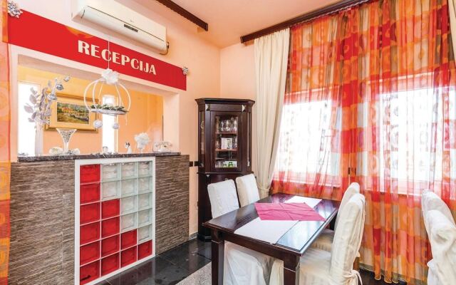 Beautiful Home in Metajna With Wifi and 14 Bedrooms