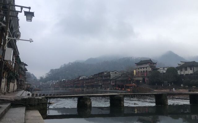 Fenghuang Little Bear Family Guest House