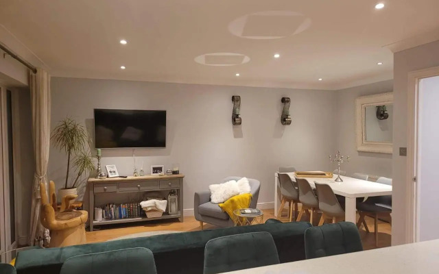 Three Bedroom Apartment by Beautiful Park