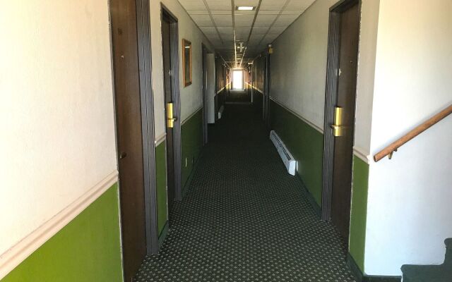 Econo Lodge Inn & Suites