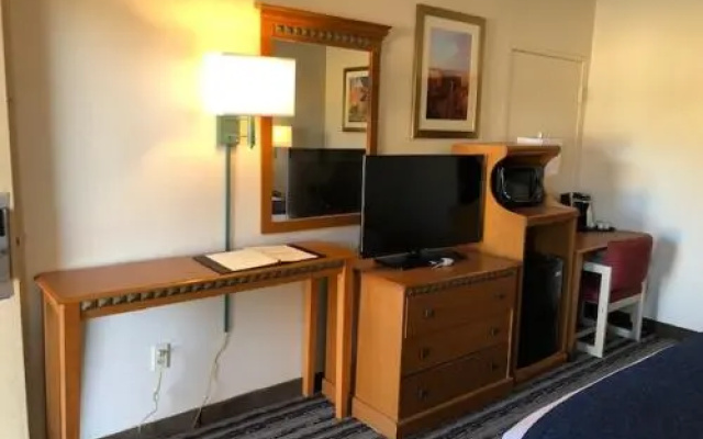 Navajoland Inn and Suites