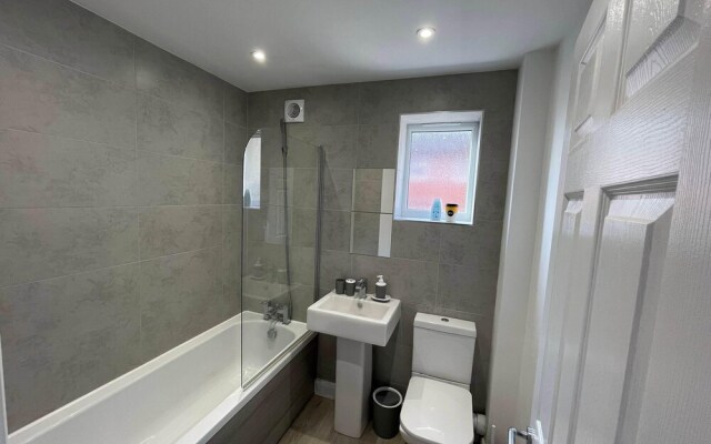 3 Bedroom New House with WiFi