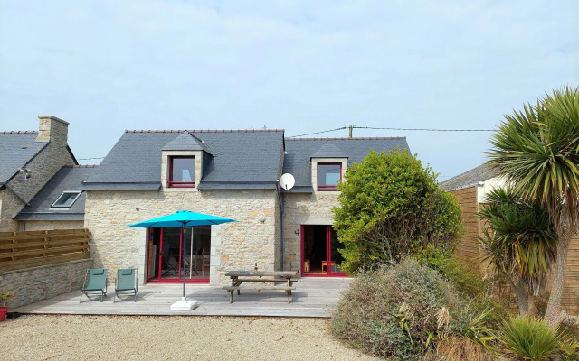 Semi-detached house with sea views, Cléder