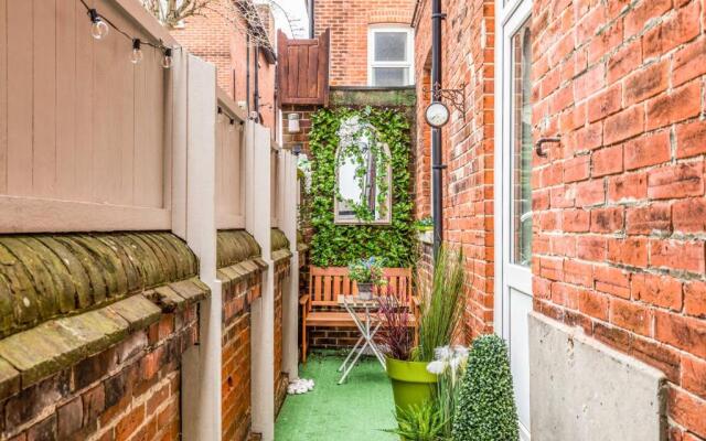 City & Beach at Your Reach - Courtyard & Parking