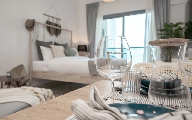 Charming Apt. With Views In Business Bay