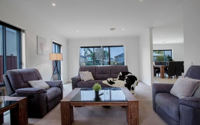 Superb Luxe 5BR House@point Cook Near Lake