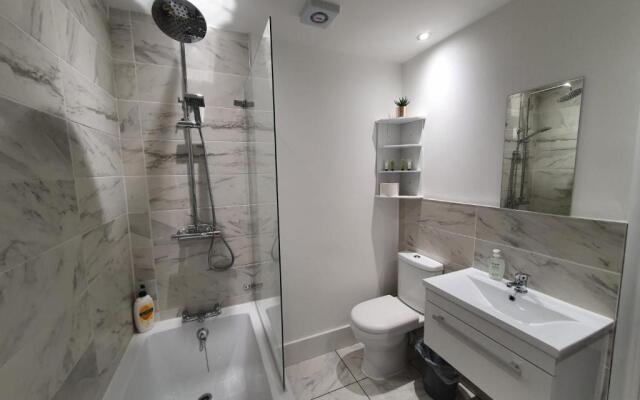 Riverdale House(4 Bedrooms) Serviced Accommodation