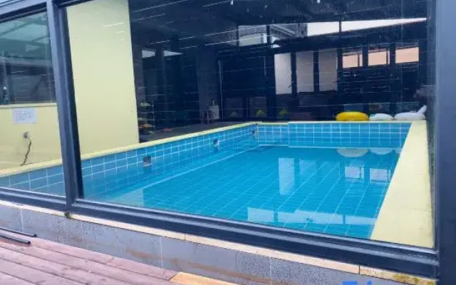 Hadam Pool House