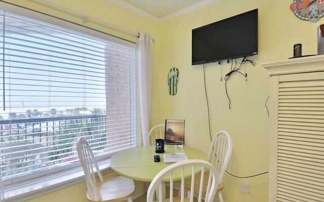 Hula Hut 1 Br condo by RedAwning