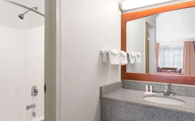Creekside Inn & Suites