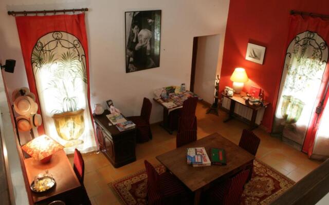 Le Mas Des Pots Rouges