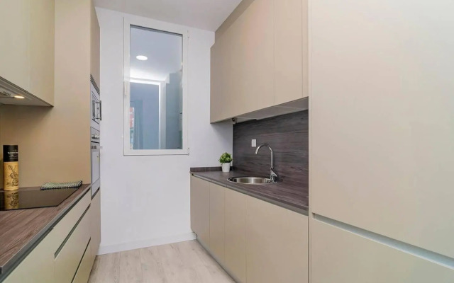 Apartment with Balconies in La Latina by Batuecas