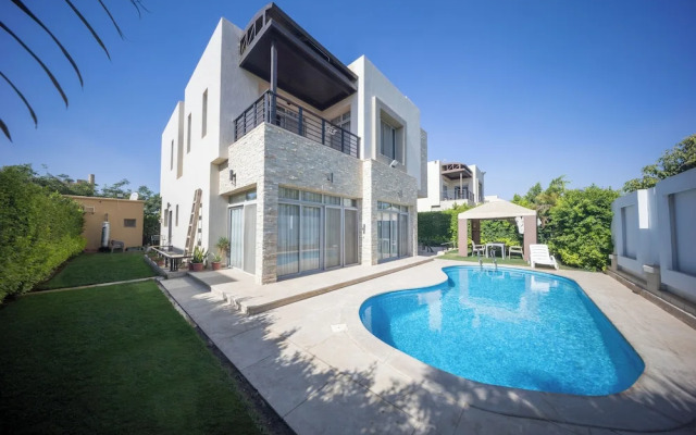 Villa With Private Pool In Beverly Hills