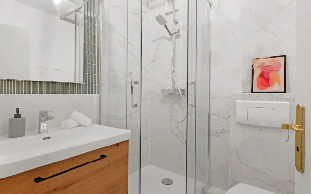 Stylish 2BR for 6 by Champs-Elysees