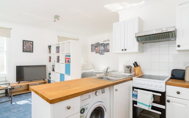 Bright Studio Flat, Amazing Location!