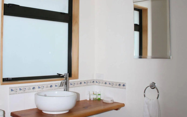 Tangiaro Kiwi Retreat – Bathroom – Port Charles