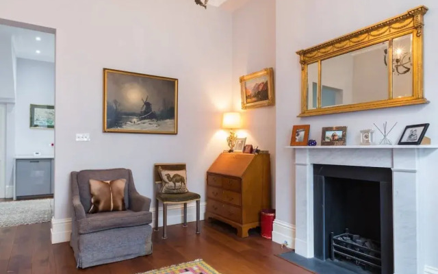 Traditional 1 Bed Apartment, Pimlico