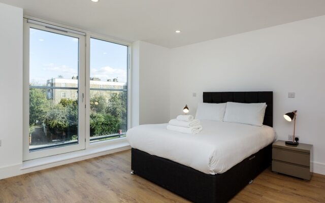 Contemporary Holiday Home in London With Patio