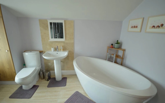 Modern 3 Bedroom Home Near Bedminster