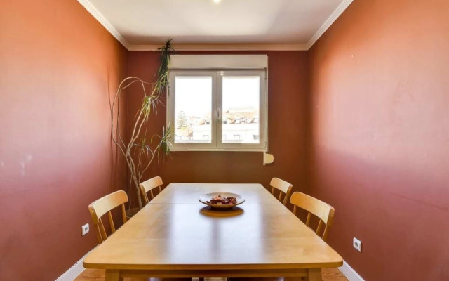 Amazing 3 Bdr Apartment w Lisbon View in Santos, Lisbon