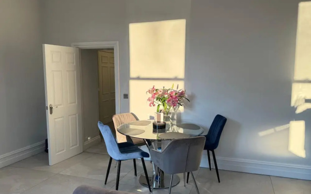 Luxury Full Apartment Free Secure Parking King bed