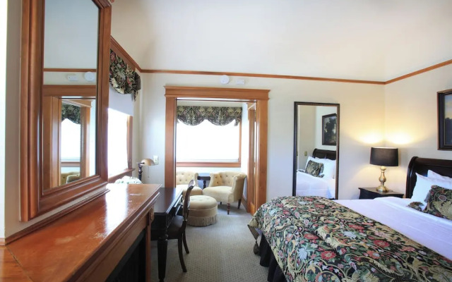 The Charles Pacific Grove - Artfully Designed Inclusive Inn