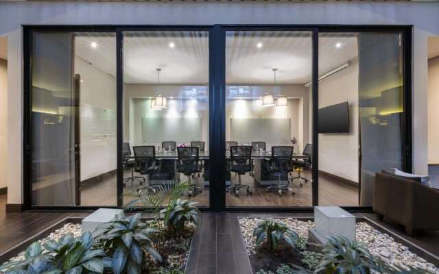 93 Luxury Suites & Residences