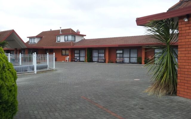 Ace High Motor Inn