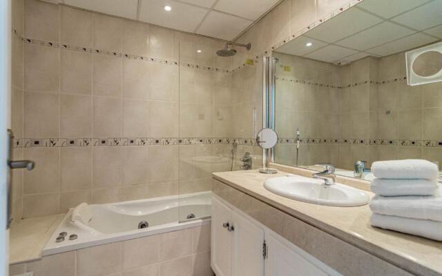 CB1- Sweet flat, shared pool in perfect location