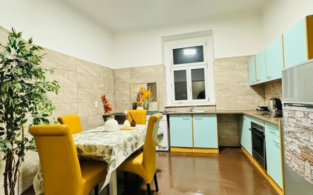 5BR Apt For 10 Walk to Kaufpark Alterlaa
