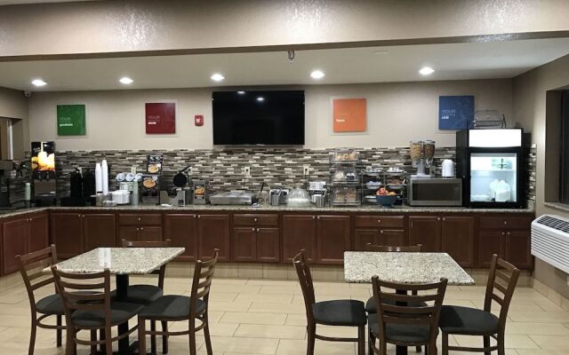 Quincy Inn and Suites