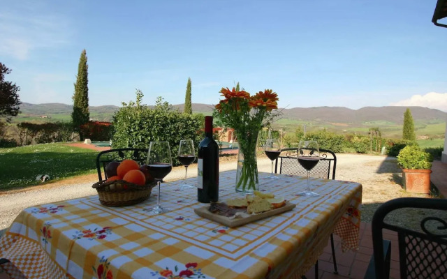 Modern Farmhouse in Pienza With Pool